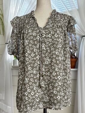 VICI Cottagecore Gray/Brown Floral Printed Blouse. Split neckline 
Size: Small